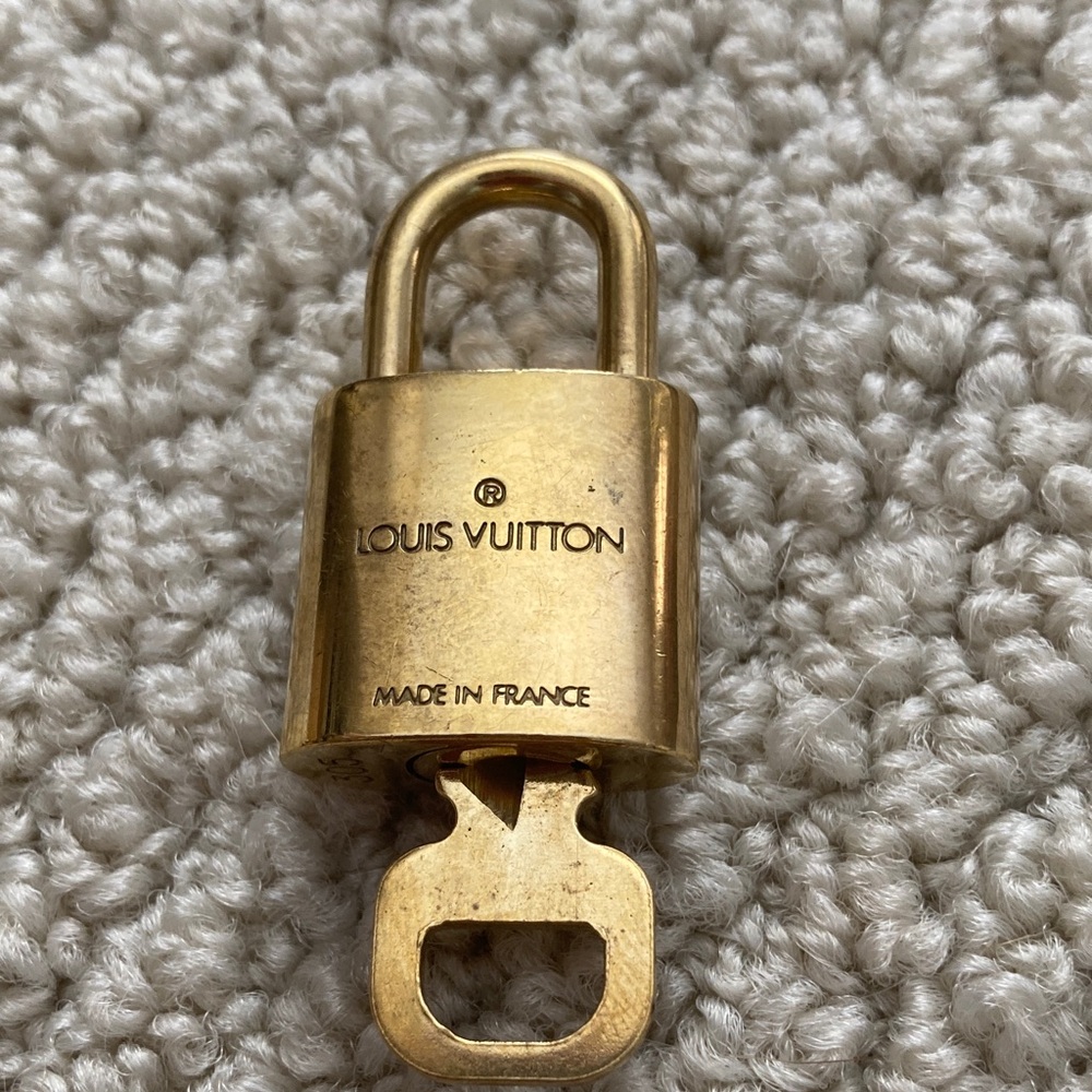 Louis Vuitton Lock and Key Gold Padlock Authentic #305 Like New Luxury - Picture 4 of 7